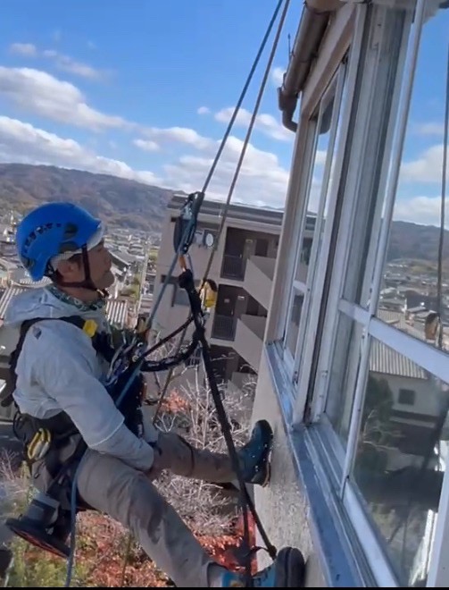 ロープアクセス施工の様子